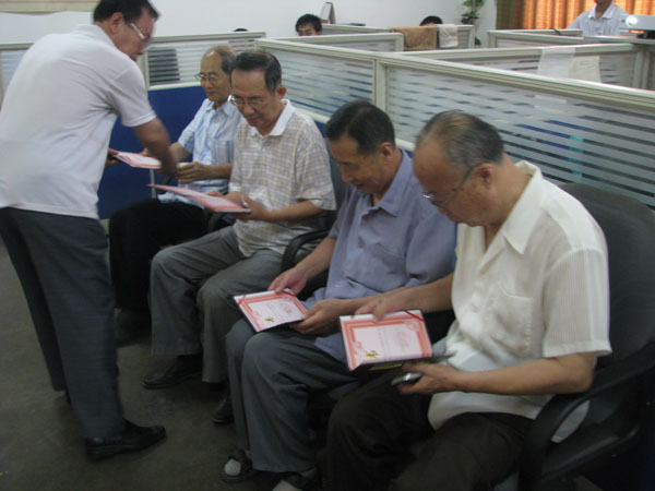 協會網站向行業知名專家教授頒發顧問聘書