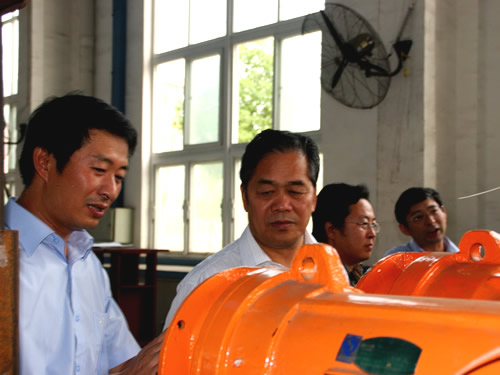 冶金地質總局局長閆學義到黑旋風投資公司和黑旋風鋸業公司檢查指導工作