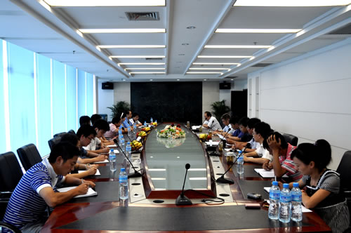 黑旋風機械公司舉行新進大學生座談會