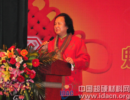 華晶：龍去蛇來吟古韻 鶯歌燕舞譜新章