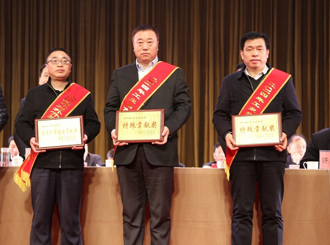 新大新材董事長榮獲開封市工業(yè)強市特殊貢獻獎