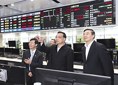 李克強(qiáng)：銀行服務(wù)收費(fèi)能不收的盡量不收