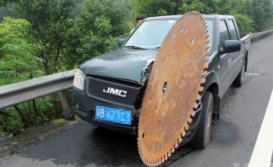 高速迎面飛來大圓鋸 切入車頭50厘米