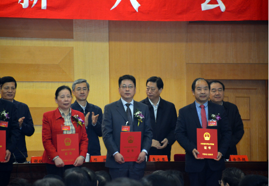 省委領導為三磨所獲得河南省科技進步獎一等獎項目頒獎
