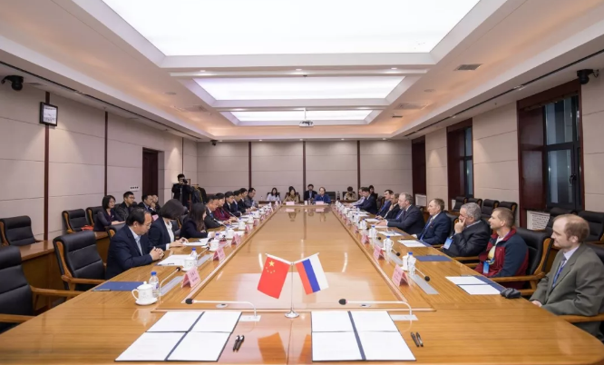 吉林大學與俄羅斯超硬和新型碳材料研究所簽署合作協議