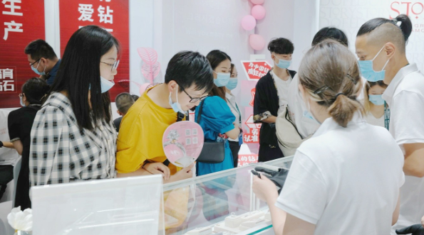 培育鉆石亮相成都婚博會(huì)，讓世界見(jiàn)證中國(guó)鉆石的魅力