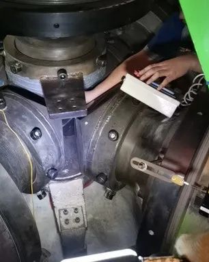 提高六面頂壓機硬質合金頂錘和壓缸使用壽命的途徑