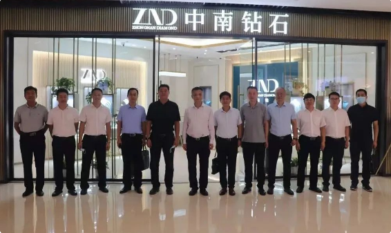 豫西集團董事長魏軍到中南鉆石鄭州分公司飾品鉆石體驗店調研