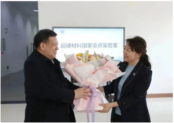 張志軍同志看望慰問超硬材料國家重點實驗室劉冰冰教授