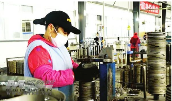 “小巨人”迸發(fā)大力量 綿陽中研磨具訂單飽和生產(chǎn)忙