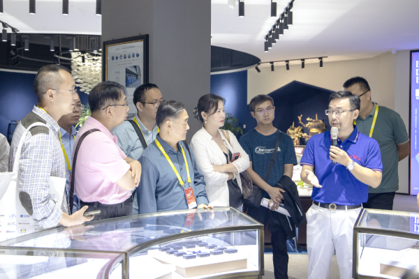 2023年金剛石產(chǎn)業(yè)大會(huì)考察團(tuán)一行參觀華晶培育鉆石體驗(yàn)中心
