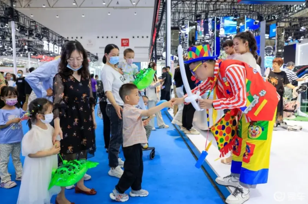 購車抽鉆石、得油卡，車模＆主播秀…這屆華中車展可太會