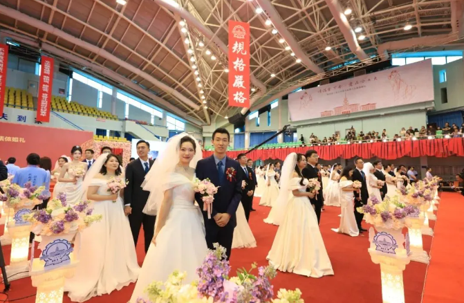 哈工大舉行博士生集體婚禮 自制培育鉆石送給82對新人